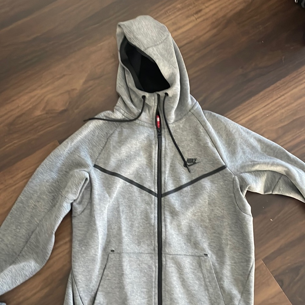 Lightly worn men’s size medium Nike tech hoodie
